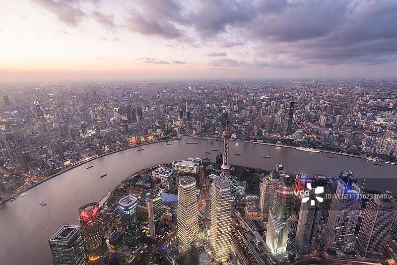 俯瞰航拍夕阳下的中国上海浦东陆家嘴CBD建筑群图片素材