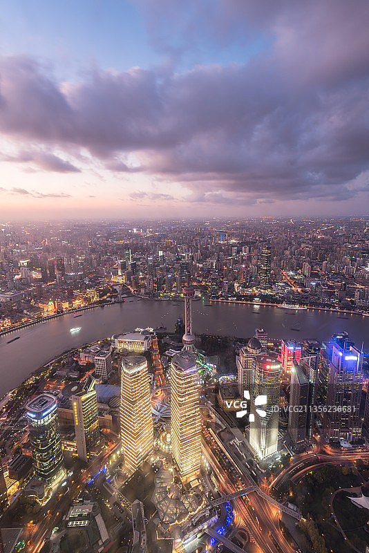 俯瞰航拍夕阳下的中国上海浦东陆家嘴CBD建筑群图片素材