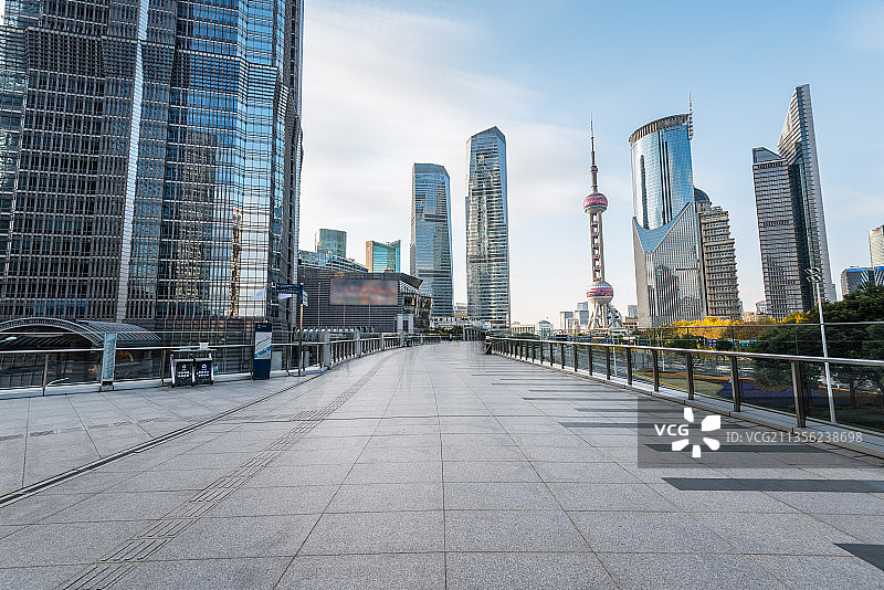 中国上海浦东新区CBD城市建筑群和道路背景图片素材