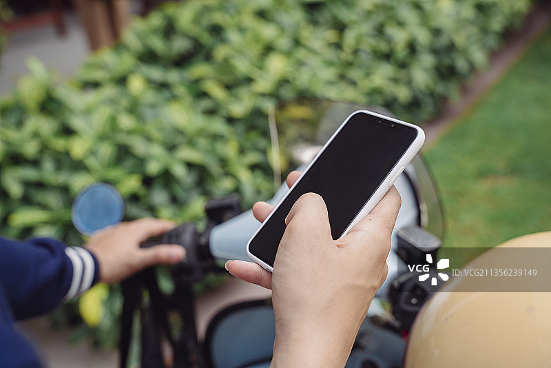 智能手机的屏幕截图，用于复制空间。摩托车送货服务。图片素材