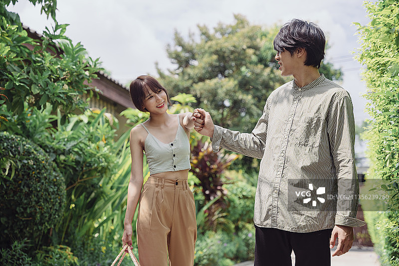 亚洲泰国夫妇手牵着手在公园散步幸福。一天的时间。浪漫的时刻。图片素材