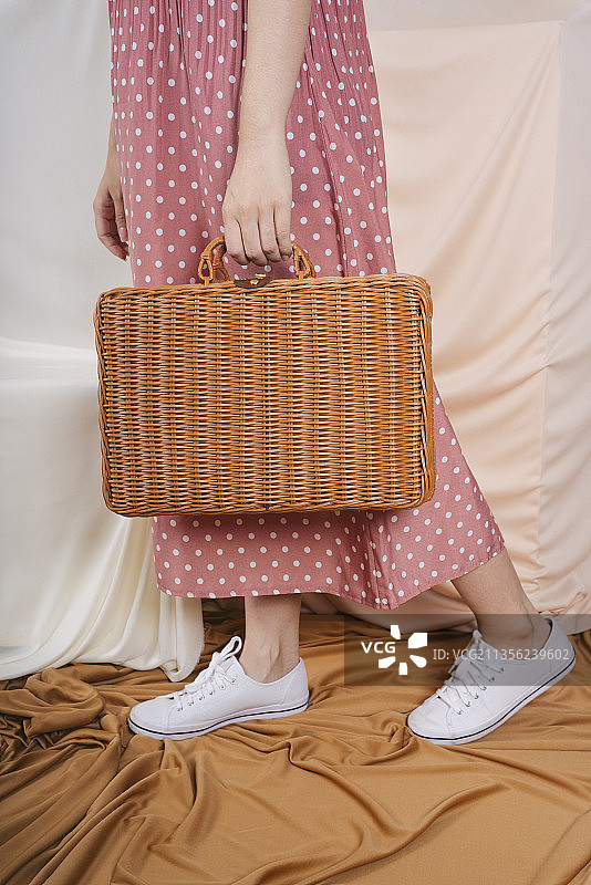 秋天野餐的概念。拿着野餐篮的女人。模拟。图片素材