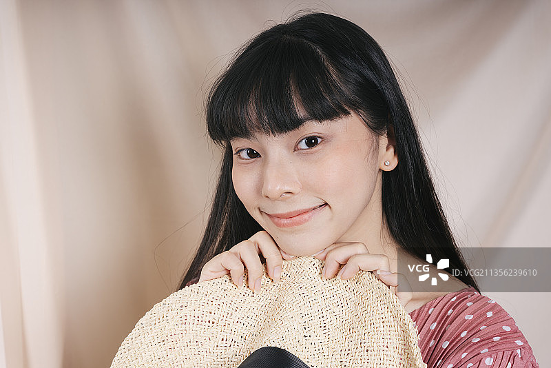 时尚肖像-美丽的亚洲泰国长黑发女人草帽。图片素材