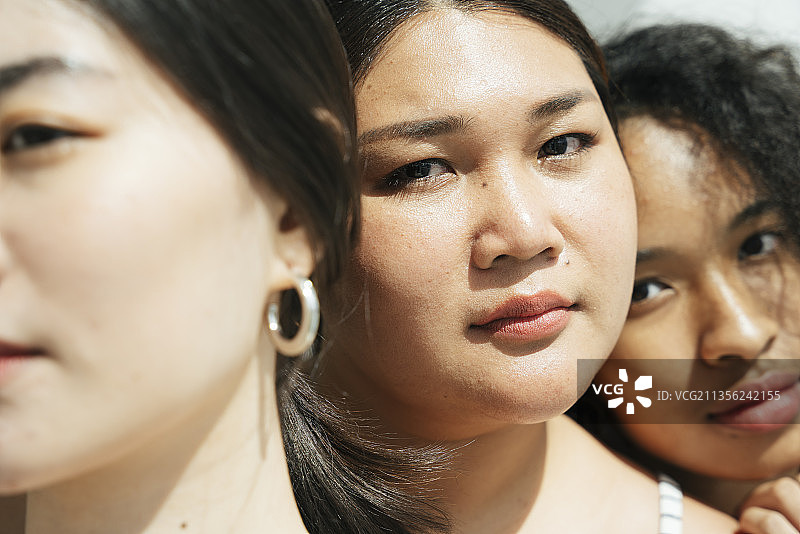 一群不同的妇女与亚洲和非洲。不同种族的女性肖像。图片素材