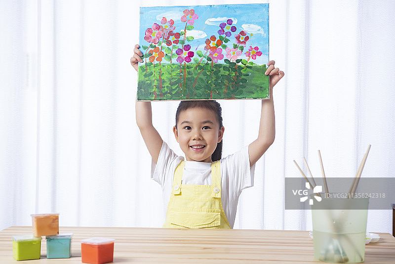 女孩在画画图片素材