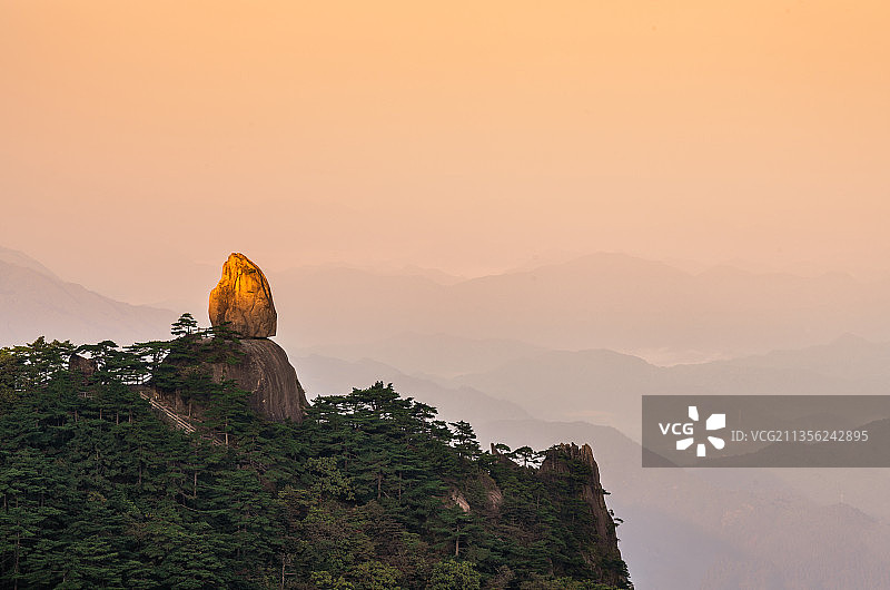 安徽黄山风景区飞来石日出风光图片素材