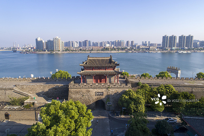 航拍襄阳古城景区地标建筑临汉门城楼风光图片素材
