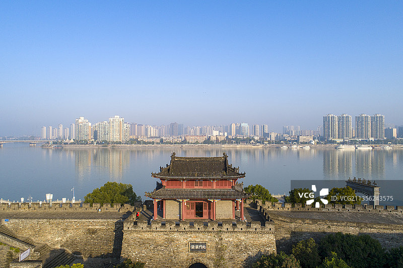 航拍襄阳古城景区地标建筑临汉门城楼风光图片素材