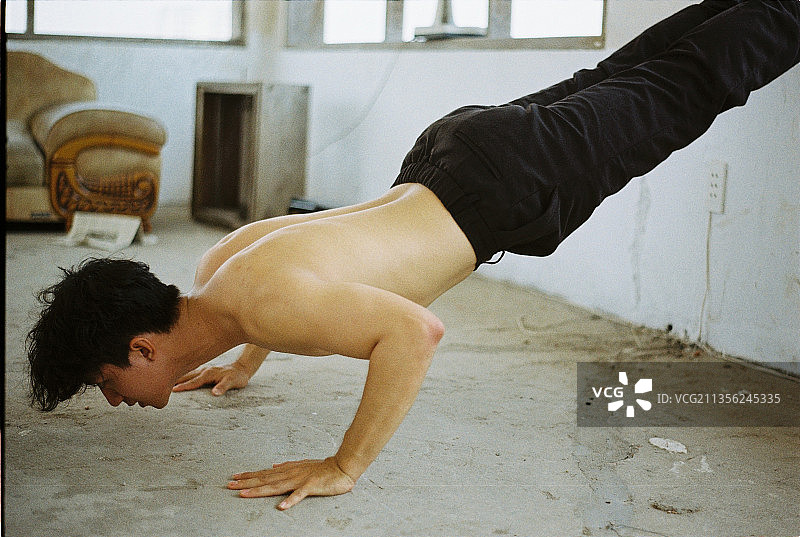 男人在越南做俯卧撑图片素材