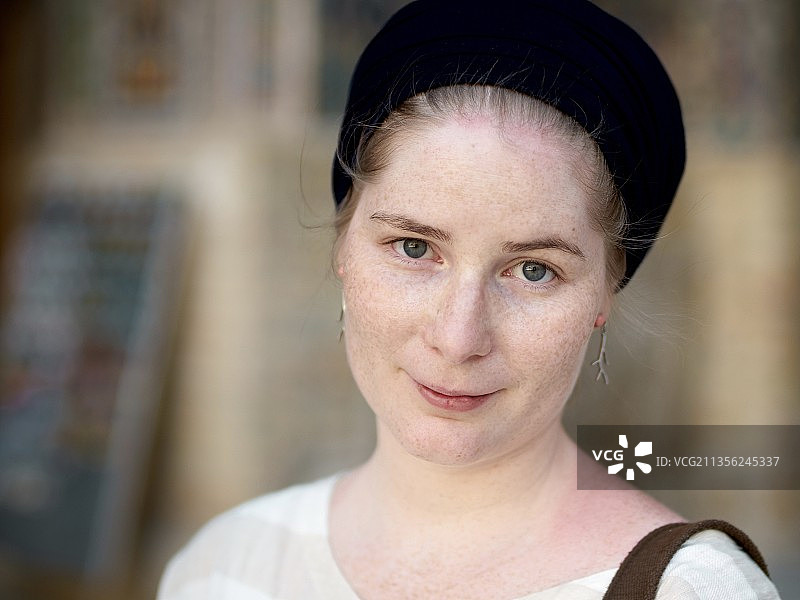 乌兹别克斯坦撒马尔罕的年轻女子肖像图片素材