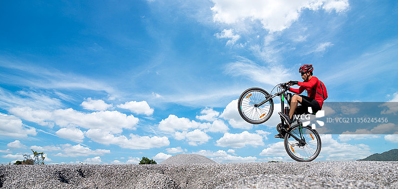 在泰国骑山地车的年轻男人图片素材