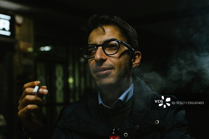 男子夜晚吸烟特写图片素材