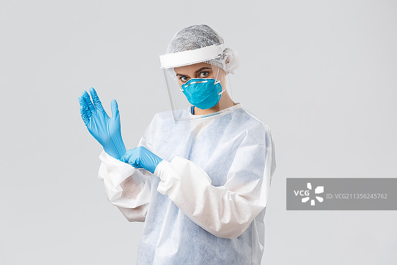 女医生身穿全套防护装备，以白色为背景图片素材