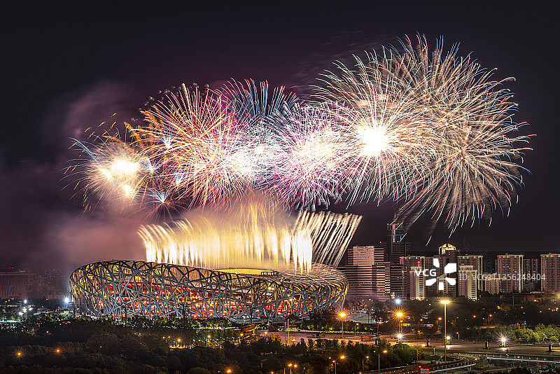 庆祝中国共产党成立一百周年奥运会场馆鸟巢烟花表演图片素材
