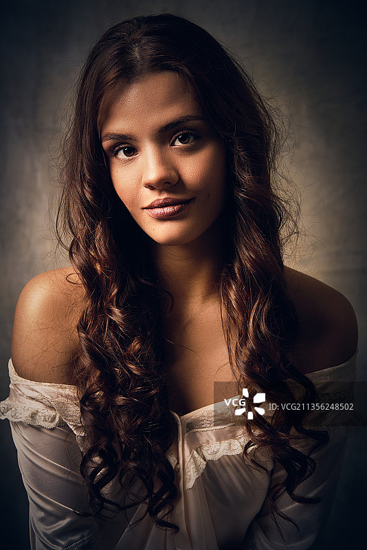 委内瑞拉巴基西梅托都市区的美丽年轻女子肖像图片素材