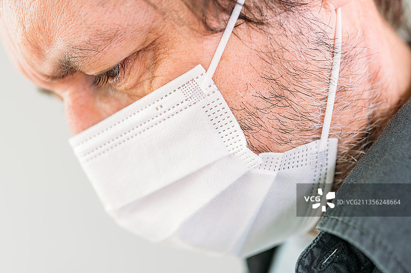 戴着外科口罩的男子特写，塞尔维亚图片素材