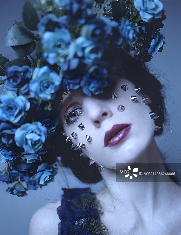 手持鲜花的女人特写图片素材