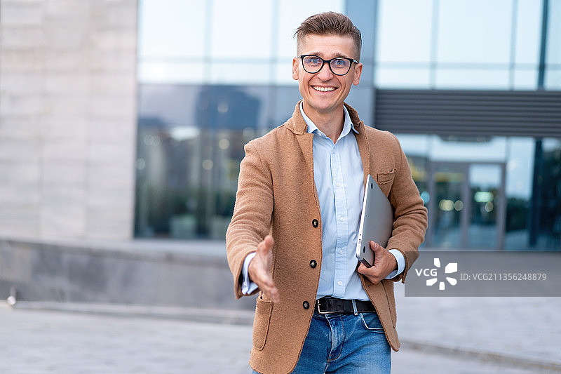 商务人士伸出手进行握手欢迎图片素材