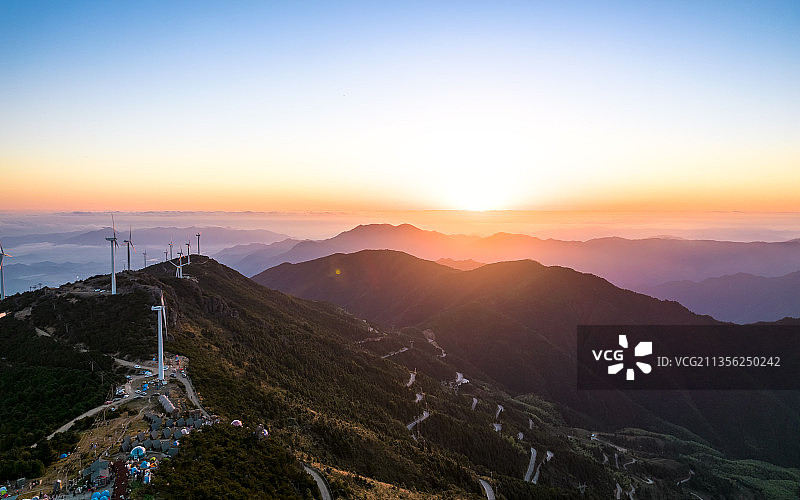 航拍浙江括苍山日出帐篷露营风光图片素材