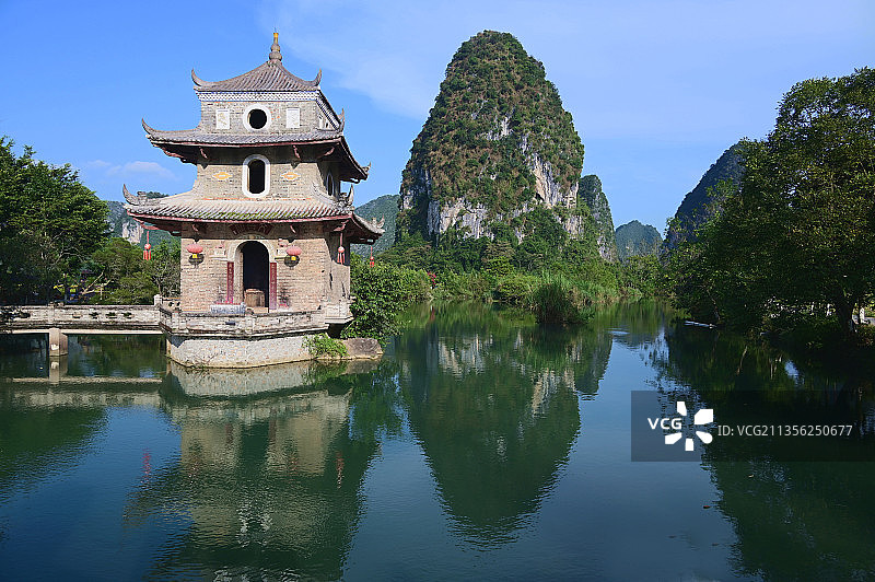 广西百色靖西旧州古镇河中间的文昌塔和远处的喀斯特峰丛图片素材