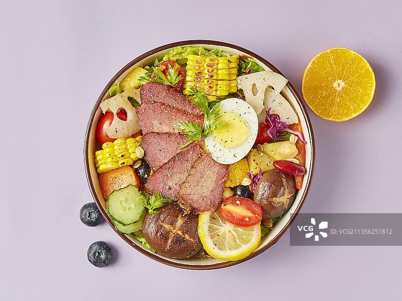 秋冬热烤卤牛肉轻食沙拉图片素材