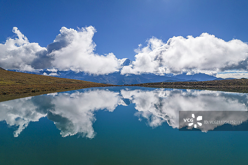 冷嘎措贡嘎雪山倒影 蓝天白云 湖光山色 贡嘎 贡嘎雪山图片素材