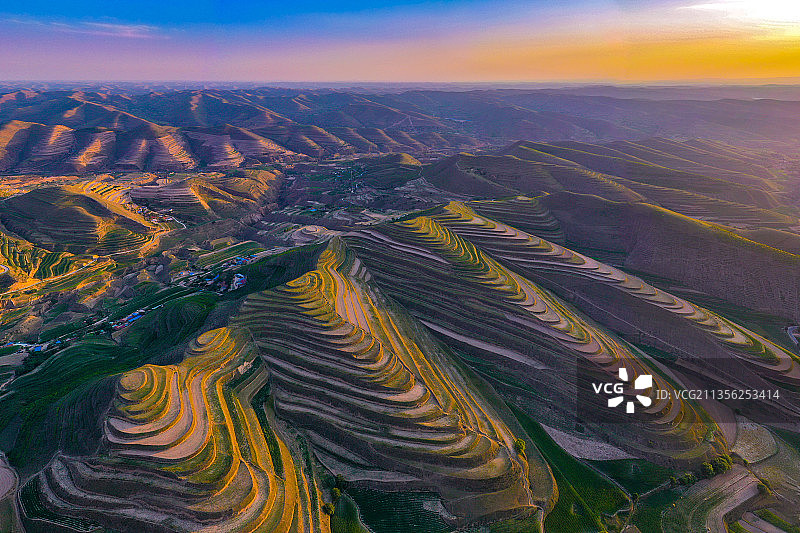 机整梯田映晚霞图片素材