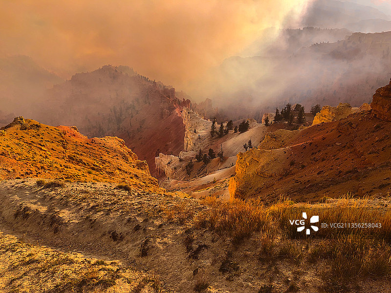 美国犹他州艾恩县日落时分山脉的壮丽景色图片素材