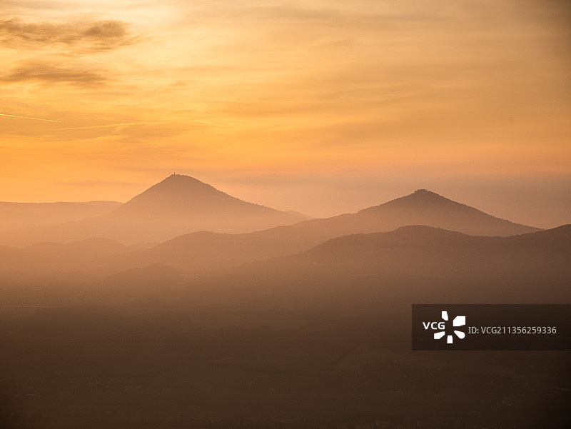 捷克山脉剪影与橙色天空的景色图片素材