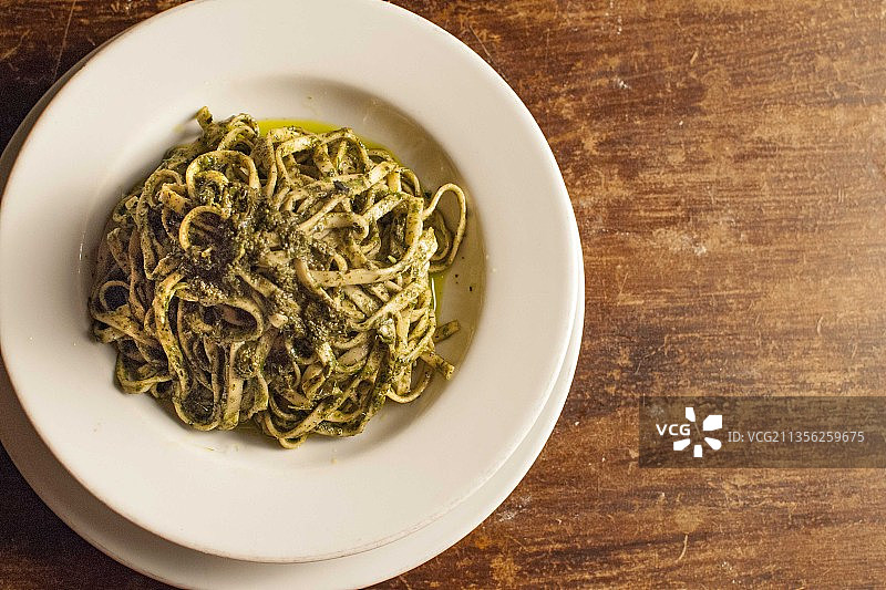 餐桌上盘中面条的俯视图，委内瑞拉卡拉沃沃瓦伦西亚图片素材