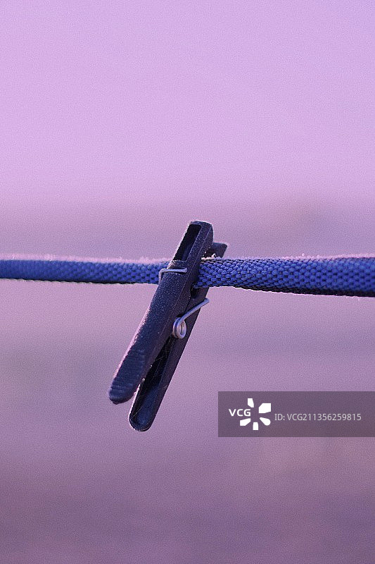 晾衣绳上悬挂的衣夹特写图片素材