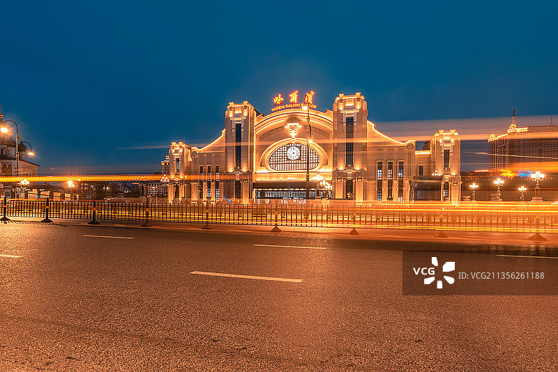 中国黑龙江省哈尔滨市火车站夜景图片素材