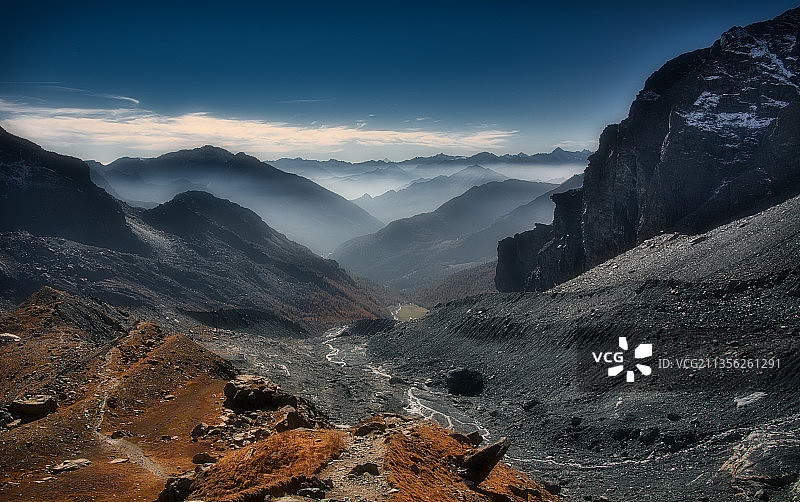意大利奥斯塔尚波吕克山景图片素材