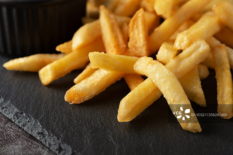 桌子上炸薯条的特写图片素材