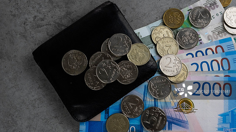 俯视拍摄的硬币和纸币，俄罗斯图片素材