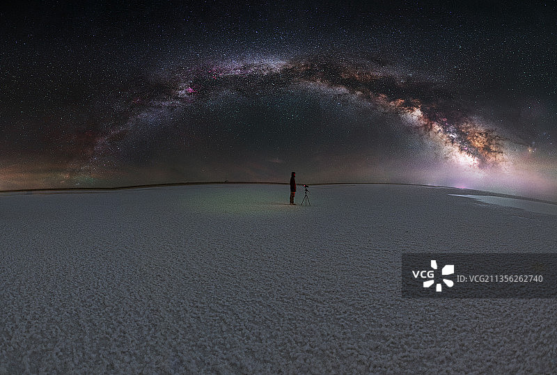 东台吉乃尔湖星空银河拱桥图片素材