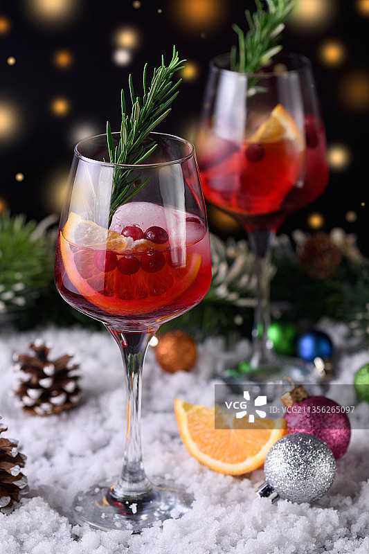 桌子上圣诞装饰的特写镜头图片素材