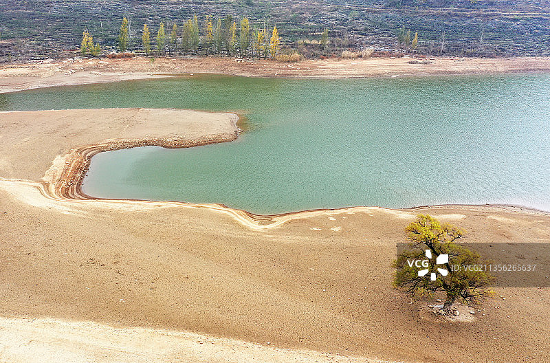 山东枣庄山亭区凫山水库秋景图片素材