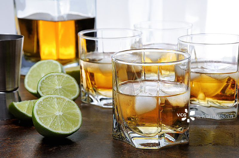 桌子上玻璃杯中威士忌特写图片素材