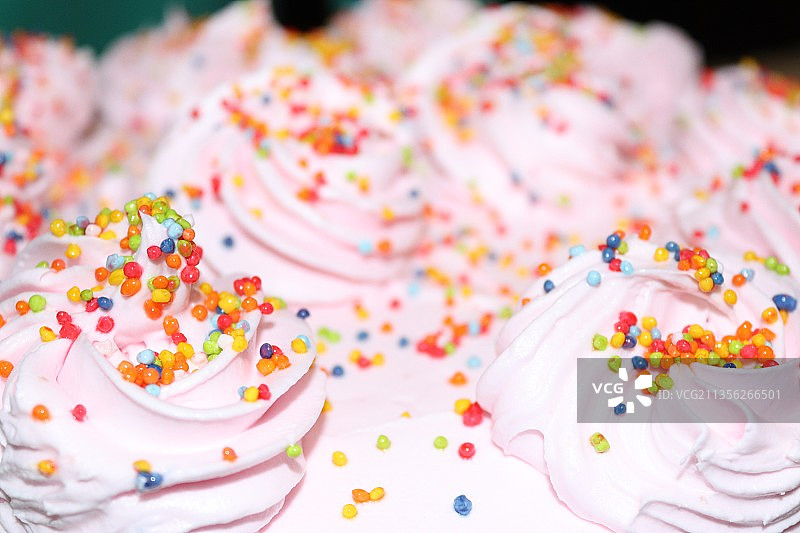 桌子上彩色甜甜圈的特写图片素材