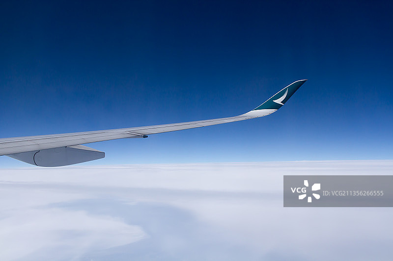 飞机机翼掠过天空的局部图像图片素材