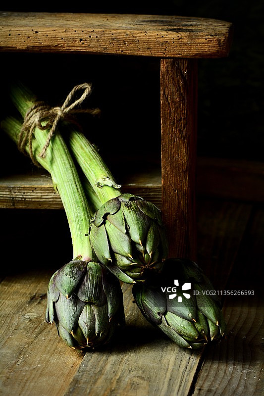 意大利木桌上蔬菜特写图片素材