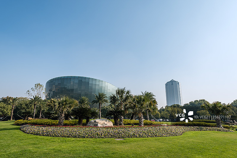 中国上海东方艺术中心附近建筑道路图片素材