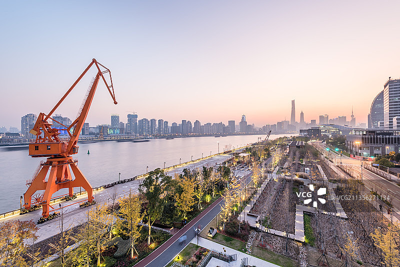 中国上海杨浦滨江公园黄浦江沿岸建筑夜景图片素材