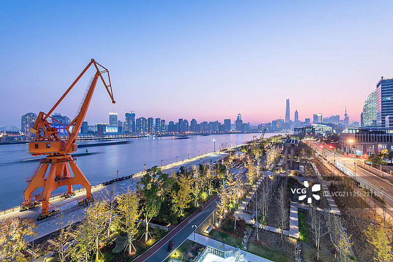 中国上海杨浦滨江公园黄浦江沿岸建筑夜景图片素材