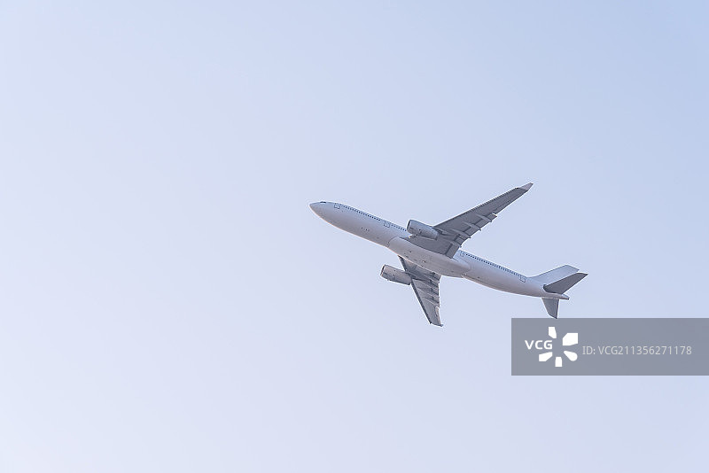 刚起飞的在空中飞行的飞机客机图片素材