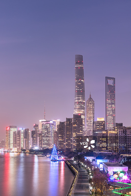 中国上海浦东新区黄浦江南浦沿岸的CBD城市建筑夜景图片素材
