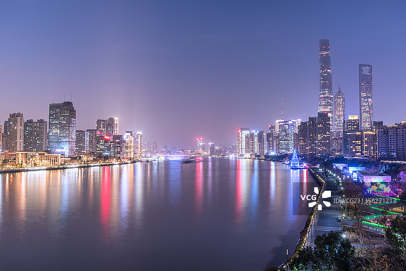 中国上海浦东新区黄浦江南浦沿岸的CBD城市建筑夜景图片素材