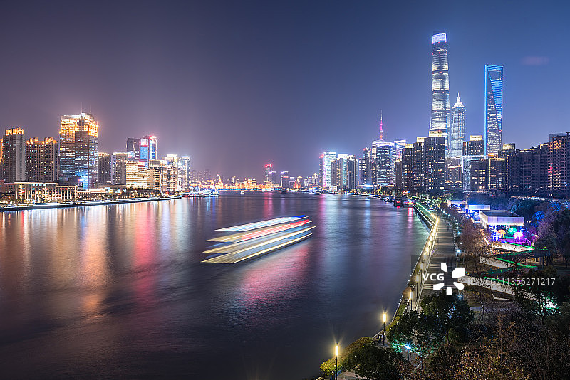 中国上海浦东新区黄浦江南浦沿岸的CBD城市建筑夜景图片素材