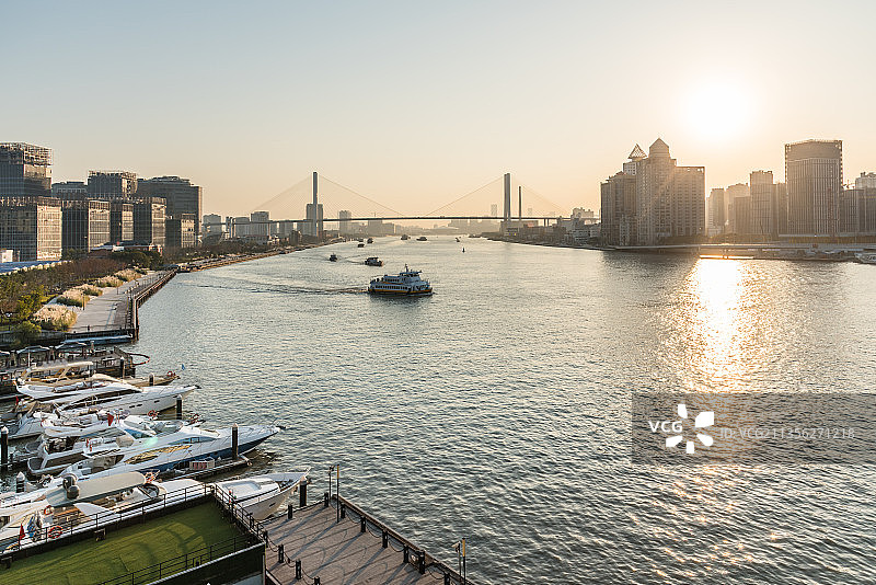 日落下的中国上海浦东新区黄浦江南浦沿岸的CBD城市建筑图片素材